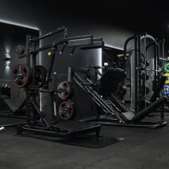 Großer Gerätepark für Kraft- und Ausdauertraining