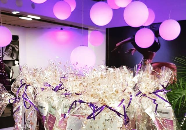 Auf alle Mitglieder wartet heute eine kleine Aufmerksamkeit im Studio. 💜